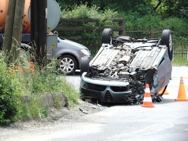 32-letni kierowca alfy romeo wyprzedzał ciężarowego stara. Doszło do zderzenia. Samochód osobowy dachował. Do wypadku doszło przed godziną 13.00 na drodze krajowej 41 w Niwnicy koło Nysy. W zderzeniu ucierpiał 54-letni kierowca ciężarówki.