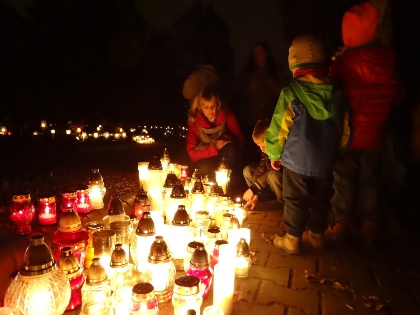 Poznań: Cmentarz na Podolanach nocą