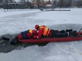 Będzie odwilż, mogą występować podtopienia. Strażacy z Jędrzejowa kontrolują poziom wody