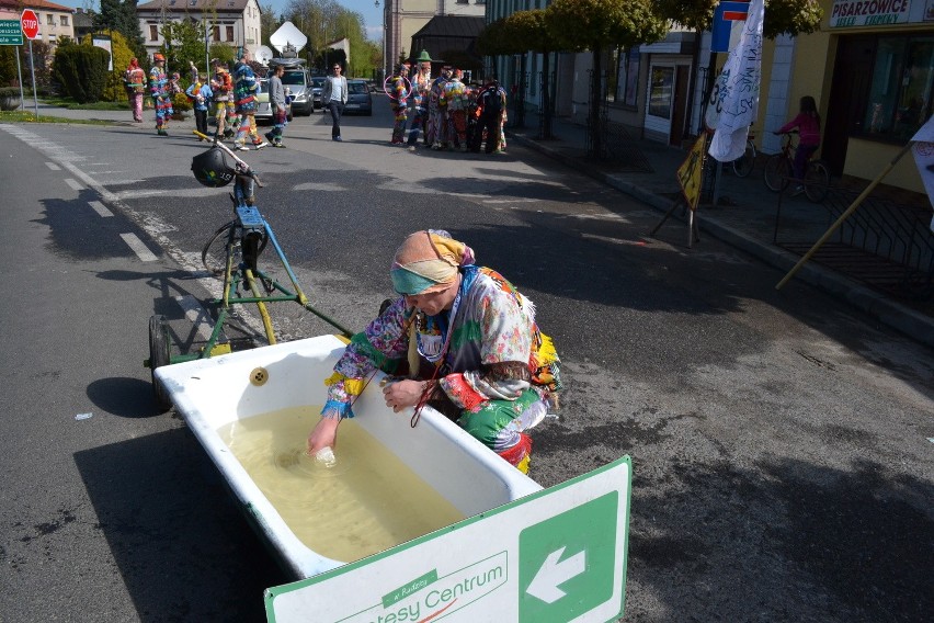 Wilamowskie śmiergusty 2014, czyli leją od samego rana