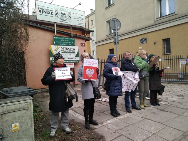 Kilka osób z tak zwanej Opozycji Ulicznej protestowali w środę przed Sądem Okręgowym w Kielcach. Jak mówili, przyszli, aby wspierać kieleckich sędziów. 