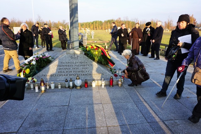 Modlitwa na cmentarzu w Nadolicach Wielkich.