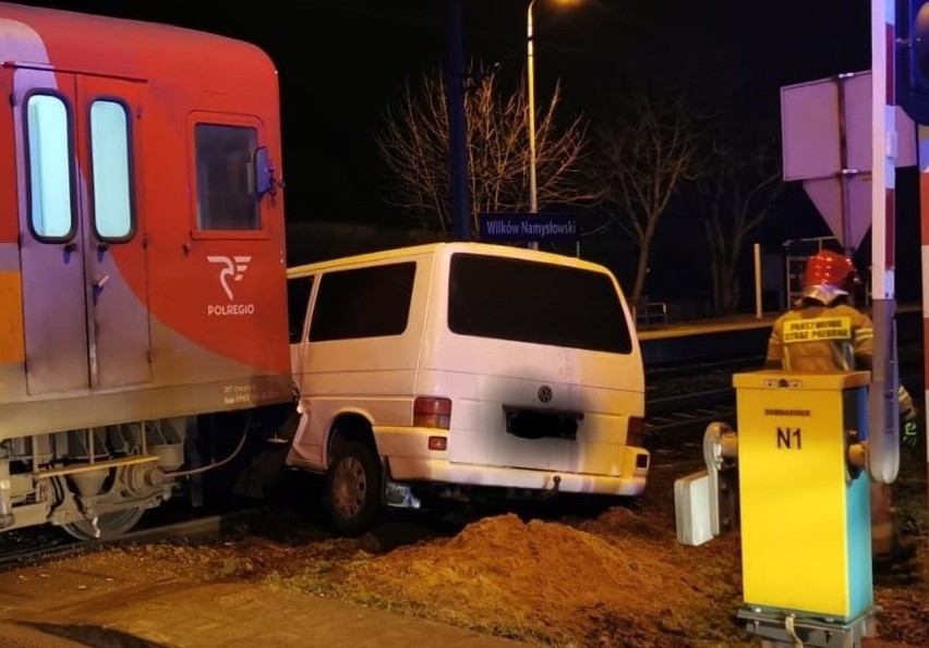 Wypadek w Wilkowie. Bus wjechał pod pociąg.