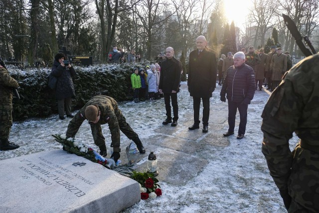 W uroczystości złożenia kwiatów na grobie gen. prof. Elżbiety Zawackiej uczestniczyło kilka pokoleń torunian