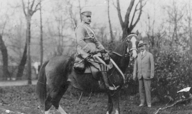 Józef Piłsudski pozuje na koniu Wojciechowi Kossakowi. Fotografia z 1928 roku.