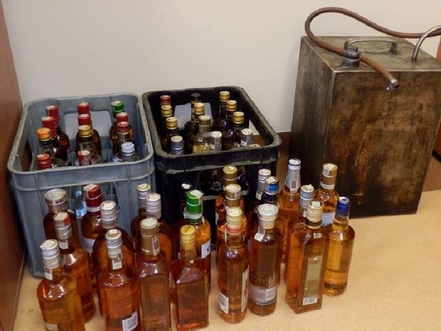 Kilkadziesiąt litrów nielegalnego alkoholu przejęli w gminie Krasocin.