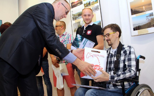 Tegorocznym laureatem Grand Prix  konkursu fotograficznego "Grudziądz Foto" został Łukasz Gorczyński. Nagrodę w kategorii fotografii artystycznej zdobył Mariusz Nasieniewski, najlepszym reportażystą okazał się Wojciech Łączkowski, celnie zadebiutował Bartosz Błędowski, a do czego może posłużyć telefon komórkowy wie najlepiej Michał Krykant. Gratulujemy! I na oglądanie prac laureatów zapraszamy do galerii klubu "Akcent".