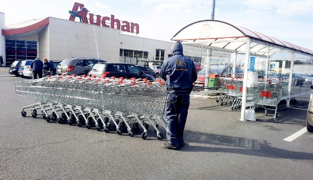 Sklepy Auchan, Leroy Merlin i Decathlon w Zielonej Górze. Sobota, 2 kwietnia 2022 r. Sieć Decathlon zapowiedziała kilka dni wcześniej rezygnację z handlu w Rosji