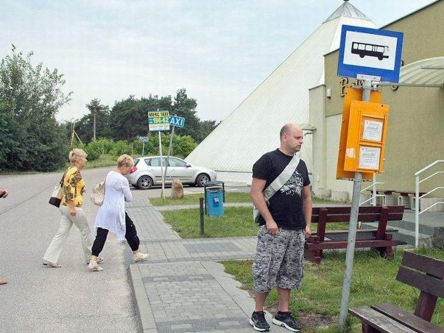 Chociaż autobusy już  nie zatrzymują się przy piramidzie, słupki z rozkładami jazdy jeszcze są.