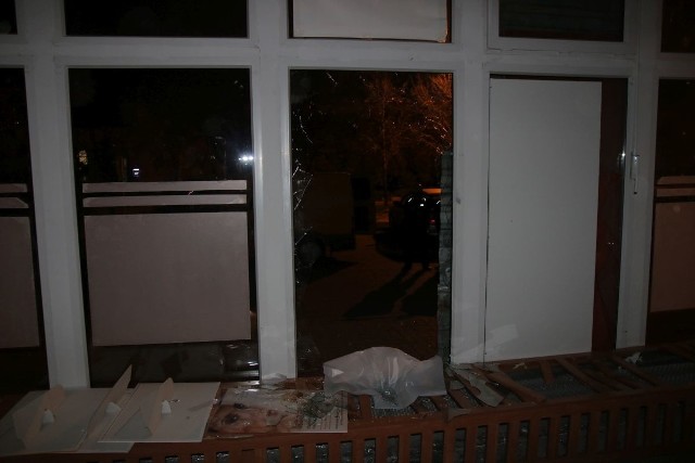 Wandal wybijał szyby w jednym z salonów i kwiaciarni w Janikowie przez trzy noce