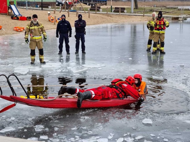 Strażacy są wyposażeni w specjalistyczne sanie do wyciągania ludzi, pod którymi załamał się lód. Bywa jednak, że to policja jest pierwsza na miejscu zdarzenia. Stąd takie ćwiczenia, jak te w Sokółce i Dąbrowie Białostockiej