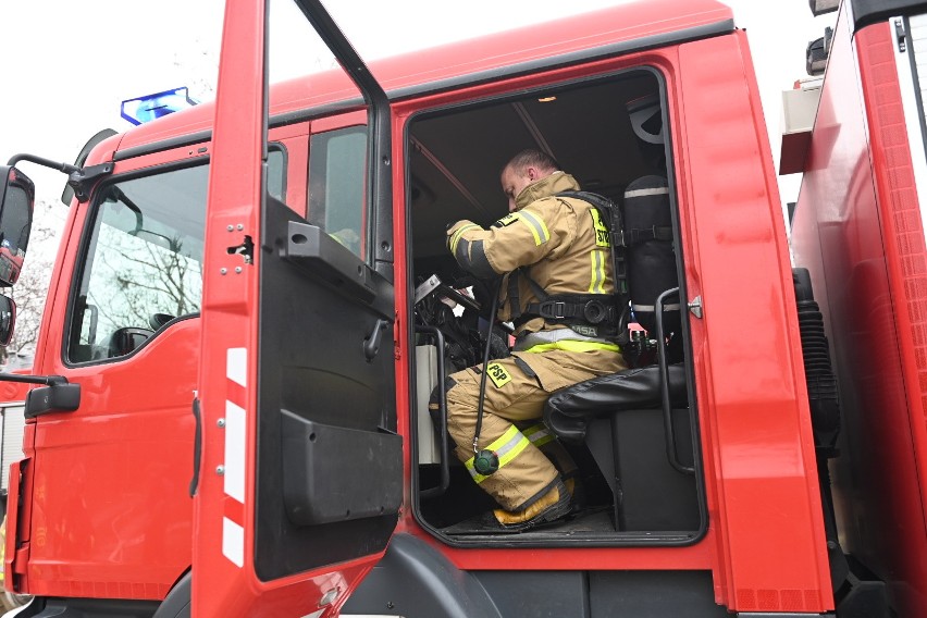 Pożar budynku mieszkalnego na ul. Kolonia Anielinki w Gdańsku 4.04.2022 r. Na miejsce zadysponowano 7 zastępów straży pożarnej