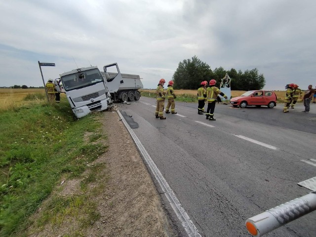 Na ulicy Radomskiej w Wierzbicy samochód osobowy zderzył się z ciężarówką.