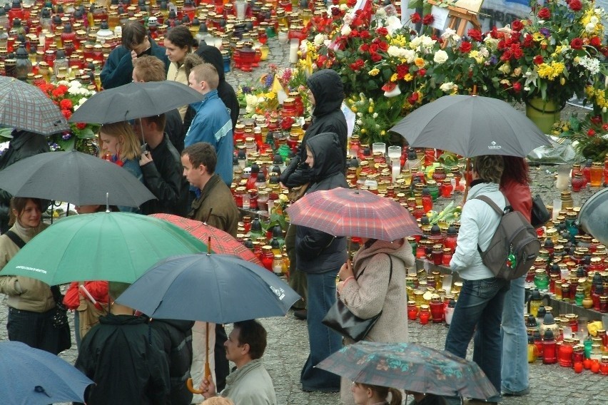 19. rocznica śmierci Jana Pawła II. Tak Bydgoszcz żegnała Karola Wojtyłę w 2005 roku - zobaczcie zdjęcia