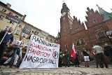 Jacek Sutryk idzie przez Rynek. A tu okrzyki "hańba". To protest przeciw nagrodzie dla Strajku Kobiet