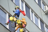 WOŚP 2022 w Radomiu. Widowiskowa akcja w szpitalu na Józefowie. Alpiniści umyli okna na oddziałach dziecięcych (WIDEO, ZDJĘCIA)