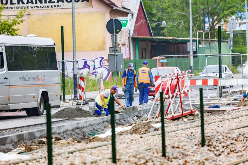 Kraków. Remont torowiska na ul. Ptaszyckiego i al. Jana Pawła II coraz bliżej końca. W wakacje mają tam wrócić tramwaje [ZDJĘCIA]