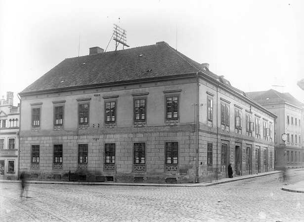 W tym budynku przy pl. Pocztowym po raz pierwszy w 1909 r. pokazano eksponaty muzealne