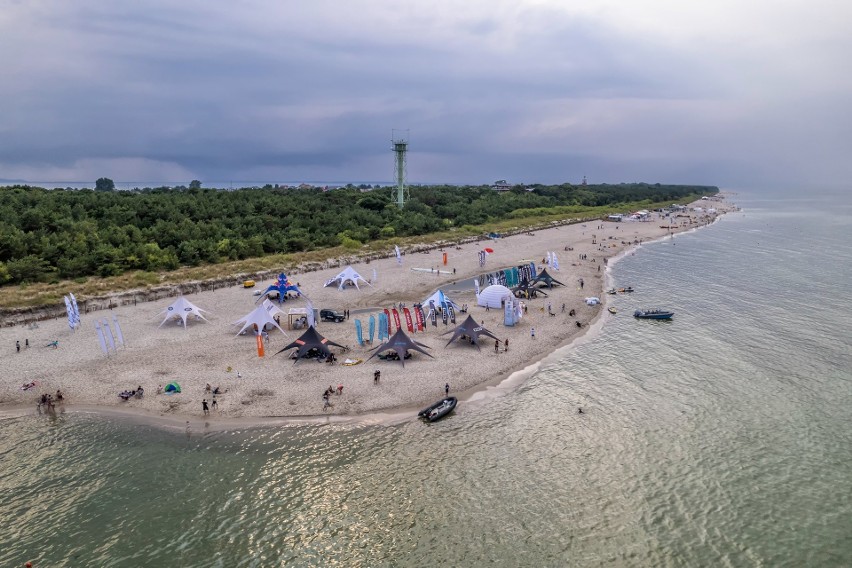 Land Rover Kite Cup 2022. Żeglarze fruwali na deskach w Jastarni. Dobra zabawa i efektowne widowisko