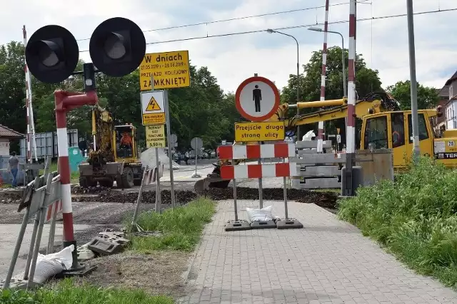 PKP PLK wymienia nawierzchnię i remontuje przejazd kolejowy na ulicach Głównej/Maślickiej