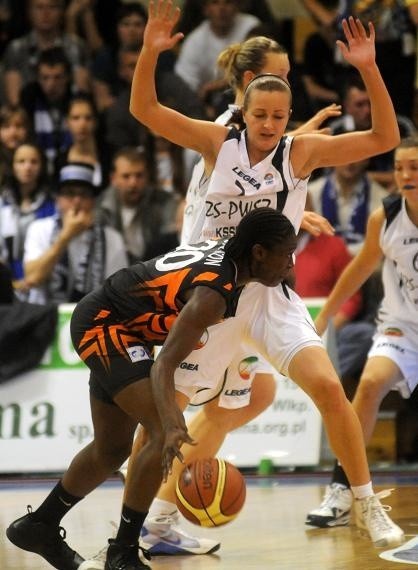 Tydzień temu Julia Durejka (przodem) i reszta dziewczyn z KSSSE AZS PWSZ Gorzów pokonała francuski Bourges Basket. Kolejna okazja na sukces dziś w Koszycach.