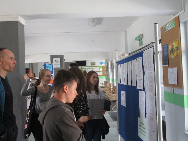 Uczniowie w II LO w Opolu z niecierpliwością czekali na wywieszenie list przyjętych.