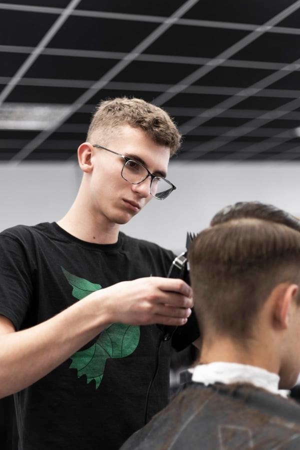 Najmodniejsza męska fryzura to pompadour. O trendach mówi  Dawid Graczyk, zdobywca pierwszego miejsca w konkursie barberskim