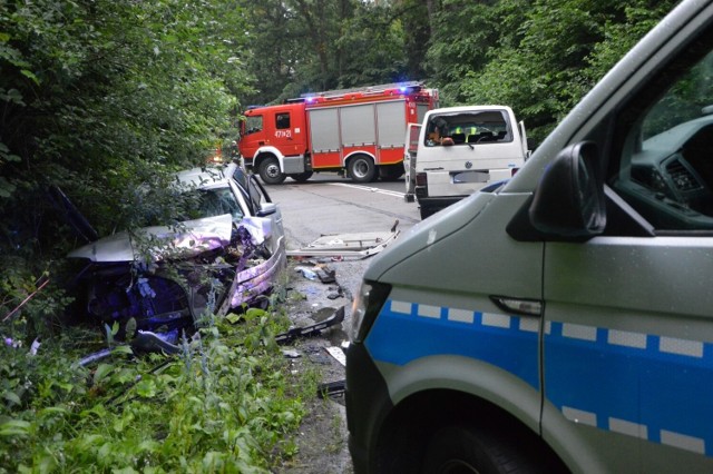 Czołowe zderzenie dwóch samochodów w Osowie Lęborskim w poniedziałek, 5.07.2021 r.. Poszkodowani mężczyźni i dziecko