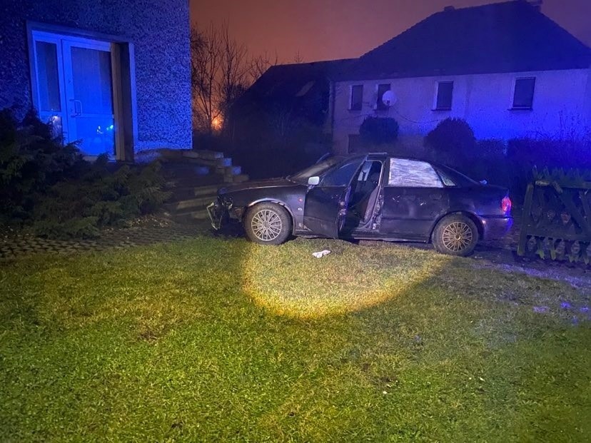 21-latek na podwójnym gazie uderzył w płot.