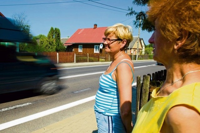 Zofia Aleksiejczuk i Krystyna Wojnicz, mieszkanki Zwierek, mają już dość pędzących samochodów