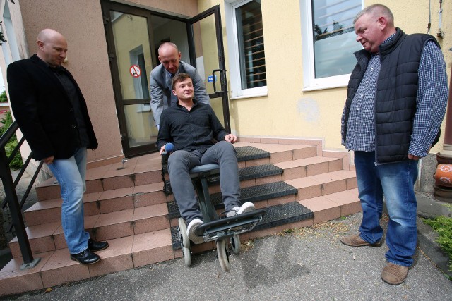 Krzesełko  schodowo-spacerowe zostało od razu wypróbowane na schodach do MOPR-u