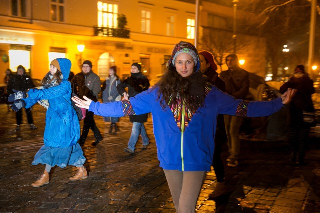Na placu Szczepańskim w Krakowie zatańczyli, by bronić kobiety przed przemocą