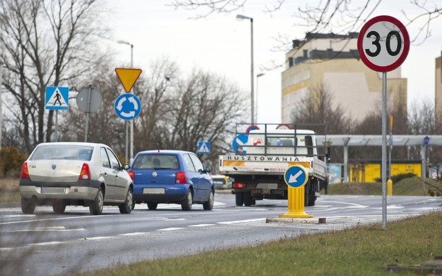 Dla jadących ul. Władysława IV od strony centrum do Emki wprowadzono ograniczenie prędkości do 30 km/h - dzięki temu ma być bezpieczniej.