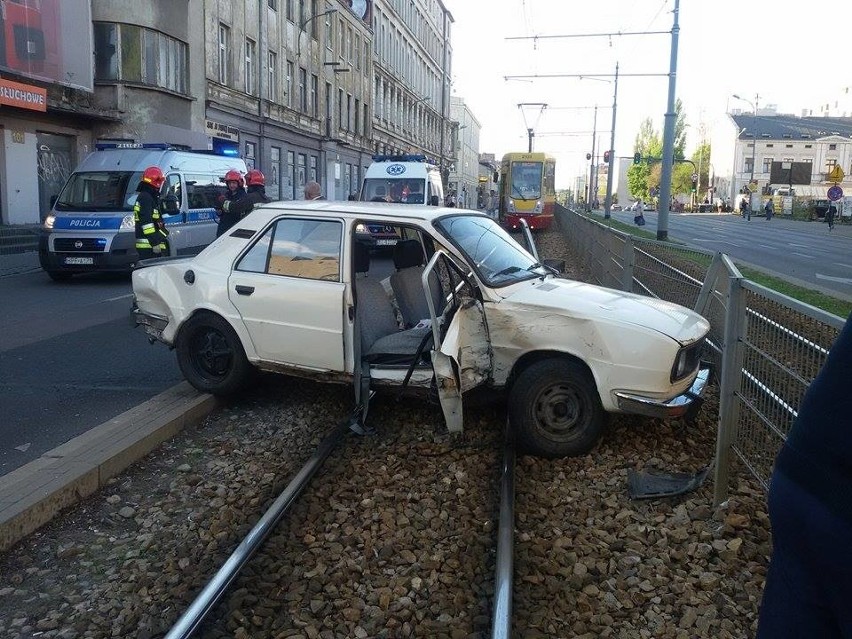 Wypadek na Zachodniej. Samochód wpadł na torowisko [ZDJĘCIA+FILM]