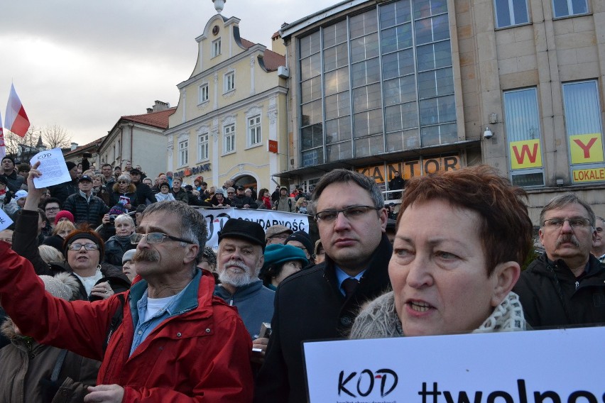 Manifestacja Komitetu Obrony Demokracji w Bielsku-Białej [ZDJĘCIA, WIDEO]