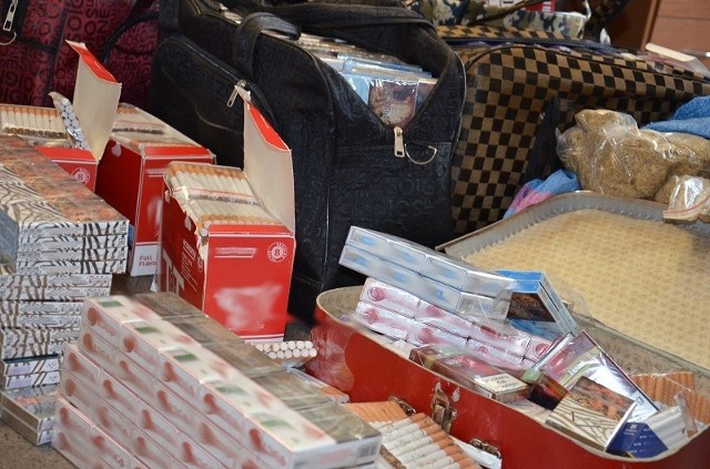 2381 paczek papierosów i prawie 3 kg tytoniu bez polskiej akcyzy zarekwirowali funkcjonariusze Krajowej Administracji Skarbowej (KAS) w okolicach Rynku Bałuckiego w Łodzi
