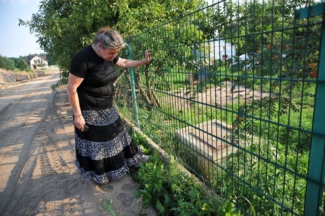 Krystyna Czerwieńska pokazuje jak wysoko sięga żwir, który został zwieziony przez jej sąsiada. Nasz Czytelniczka żali się, że niszczą się przez to fundamenty jej ogrodzenia.