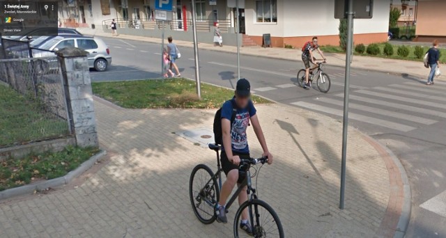 W programie Google Street View automatycznie zamazywane są ludzkie twarze i tablice rejestracyjne samochodów, ale na zdjęciach można rozpoznać siebie lub kogoś znajomego po charakterystycznej sylwetce, ubraniu lub miejscu. A może to ciebie upolowała kamera Google'a - na spacerze z psem, w czasie zakupów lub podczas rowerowej przejażdżki po Zwoleniu? Zobacz zdjęcia!