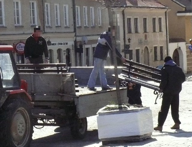 Po zimowej przerwie w poniedziałek na Rynku Starego Miasta ekipa ustawiała ławki.