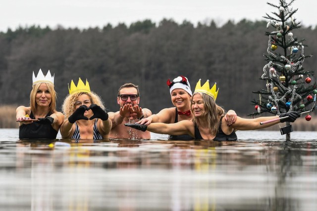 Tym razem miłośnicy lodowatych kąpieli spotkali się na plaży w Pieckach już w piątek. Wszystko za sprawą przypadającego tego dnia święta Trzech Króli