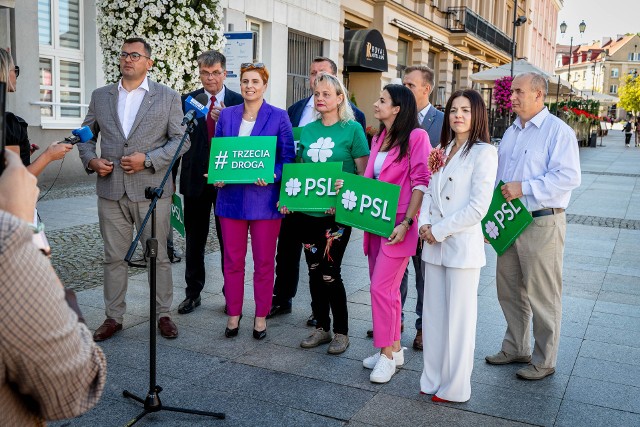 Czternaścioro kandydatów podlaskiego PSL w wyborach do Sejmu przedstawił poseł obecnej kadencji Stefan Krajewski (pierwszy z lewej), który na wspólnej liście z PL250 ma numer 2