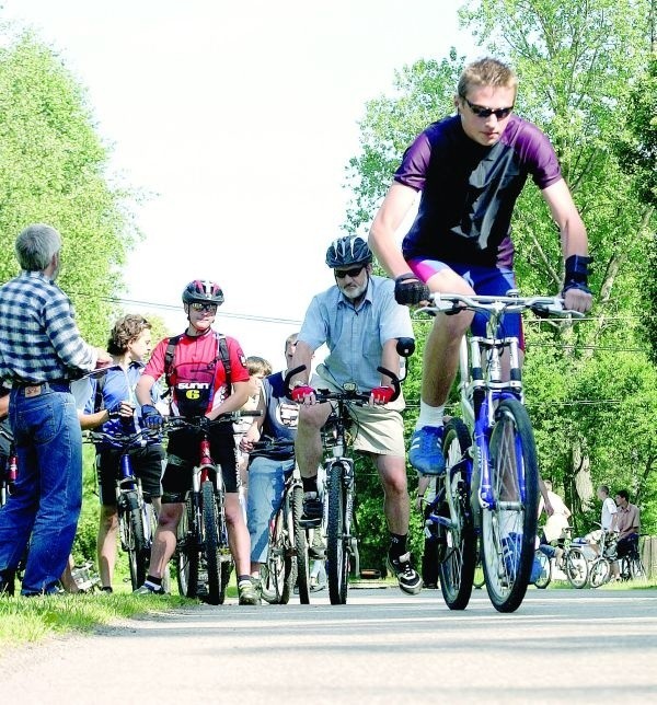 Poza bezpiecznym zachowaniem na drodze rowerzysta powinien pomyśleć też o odpowiednim stroju. Przede wszystkim każdy powinien zakładać kask, ponieważ w razie upadku na urazy najbardziej narażona jest głowa.