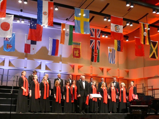 Chór Kameralny na scenie w sali koncertowej w Pocatello w Stanach Zjednoczonych.