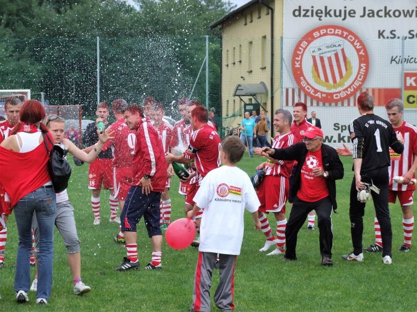 Piłkarskie archiwum: Zobacz, jak w 2012 roku w Sole Oświęcim świętowano awans do czwartej ligi [ZDJĘCIA]