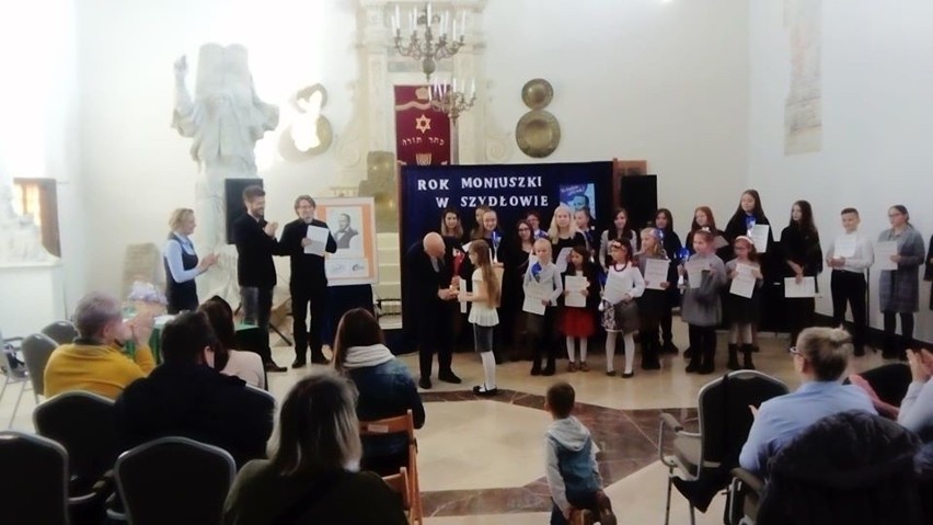 Wojewódzki przegląd wokalny w Szydłowie. Młodzież z województwa świętokrzyskiego walczyła o puchar burmistrza (ZDJĘCIA)