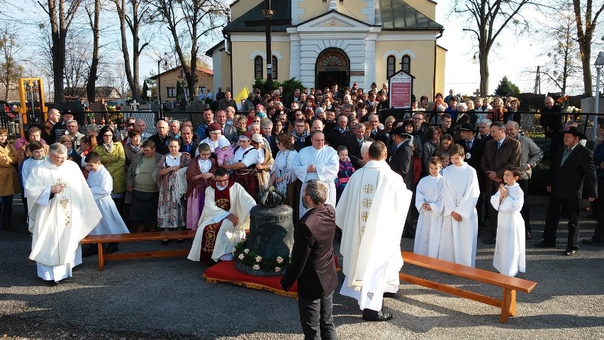 Simoradz: Zrabowany w czasie wojny dzwon wrócił dzisiaj do parafii [FOTORELACJA]