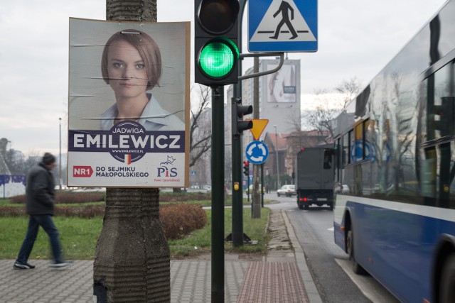 Plakaty wyborcze wiszą na ulicach miasta, choć nie powinny