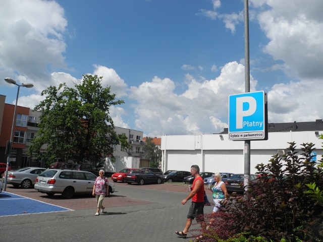 Klienci i okoliczni mieszkańcy muszą się przyzwyczaić do regulaminu korzystania z parkingu przy Netto.