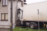 Groźny wypadek w Koziegłowach. Ciężarówka uderzyła w dom jednorodzinny [ZDJĘCIA]