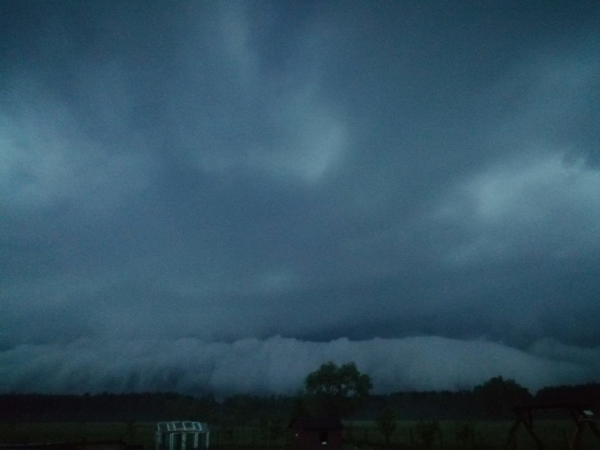 Burze w Podlaskiem 21.05.2019 Skutki nawałnic: Połamane drzewa, zerwane dachy i zalane posesje [ZDJĘCIA]